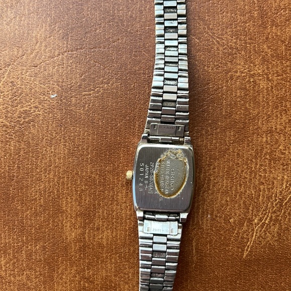 Vintage Seiko Quartz Jewelled wristwatch 2P20-5070 silver and gold tone. - Picture 4 of 5